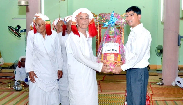Đồng chí Dương Văn An, Phó Bí thư Tỉnh ủy Bình Thuận tặng quà cho sư cả Lư Thanh tại chùa Bình Minh, xã Phan Hòa, huyện Bắc Bình.