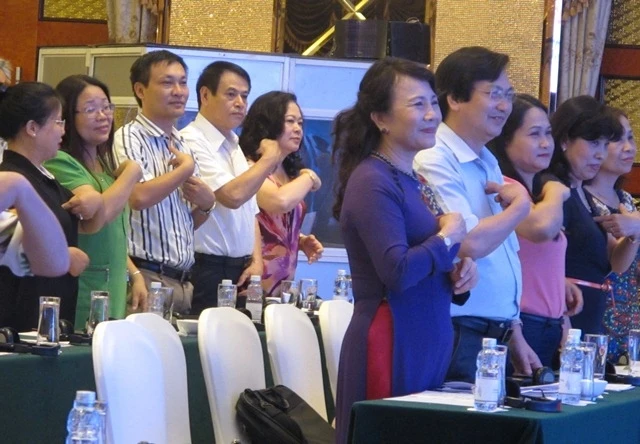 Thứ trưởng Bộ GD-ĐT Nguyễn Thị Nghĩa cùng các đại biểu trải nghiệm Ngôn ngữ ký hiệu