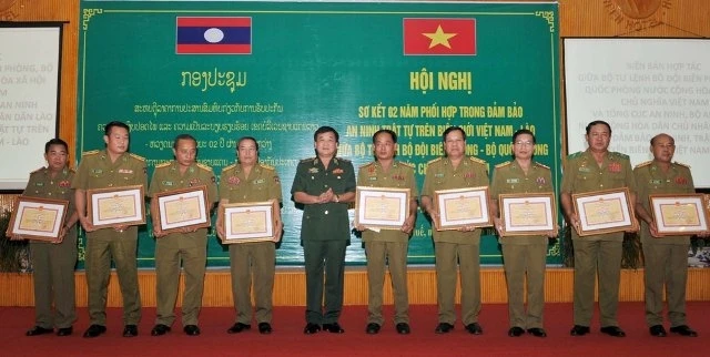 Trung tướng Hoàng Xuân Chiến, Tư lệnh BĐBP Việt Nam trao Bằng khen tặng các cá nhân và tập thể thuộc Tổng cục An ninh Lào.