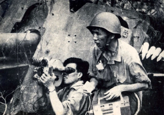 Nhà quay phim Ma Cường và cố đạo diễn, NSND Ngọc Quỳnh ở chiến trường Vĩnh Linh.