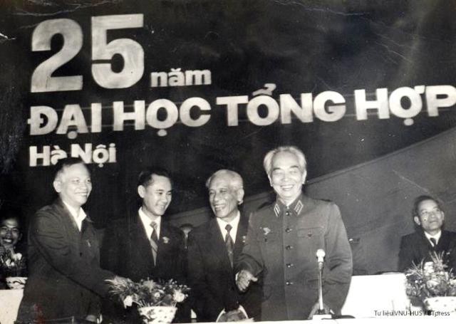 Đại tướng Võ Nguyên Giáp với GS Nguyễn Đình Tứ (người thứ hai từ trái sang) lúc sinh thời.