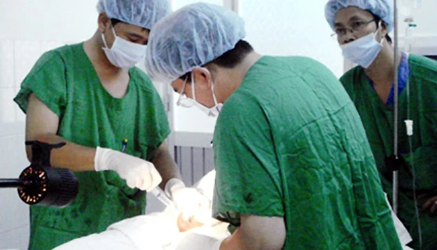 Thực hiện chuyển phôi cho một trường hợp hiếm muộn tại bệnh viện Hùng Vương, TP Hồ Chí Minh.