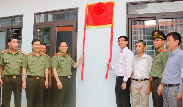 Lãnh đạo Công an Thanh Hóa cùng các đại biểu bàn giao ngôi nhà tình nghĩa cho đồng chí Lưu Đức Bình.
