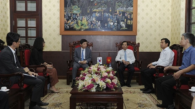 Đồng chí Thuận Hữu, Tổng Biên tập Báo Nhân Dân (ngồi giữa, bên phải) trao đổi với Đại sứ đặc mệnh toàn quyền Hàn Quốc tại Việt Nam Lee Hyuk (ngồi giữa, bên trái), chiều 29-6-2016. (Ảnh: DUY LINH)