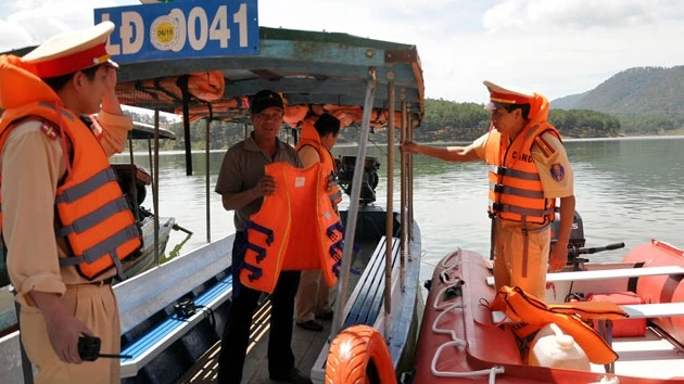 Kiểm tra công tác bảo đảm an toàn giao thông đường thủy nội địa tại Lâm Đồng.