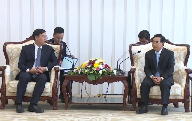 Đồng chí Phan-khăm Vị-pha-văn (bên phải ảnh) tiếp thân mật đồng chí Lê Quốc Phong.