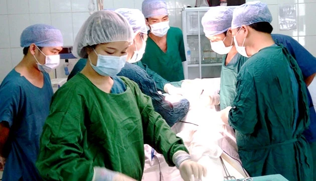 Các bác sĩ đang phẫu thuật dị dạng bể thận kép cho bệnh nhân Q.