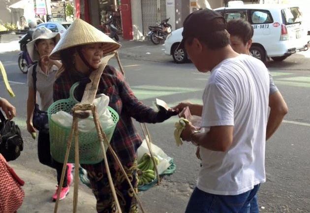 Khách du lịch Trung Quốc thô lỗ với người bán hàng ở Đà Nẵng (FB Nguyễn Duy Khoái).