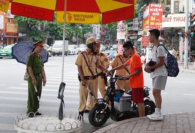 Nhiều trường hợp xe máy điện, xe đạp điện bị lực lượng CSGT xử phạt trong sáng 8-7.