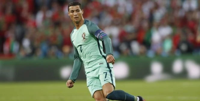 Sự tỏa sáng đúng lúc của siêu sao Cristiano Ronaldo đã giúp Bồ Đào Nha đánh bại xứ Wales để lọt vào trận chung kết Euro 2016. (Ảnh: Reuters).