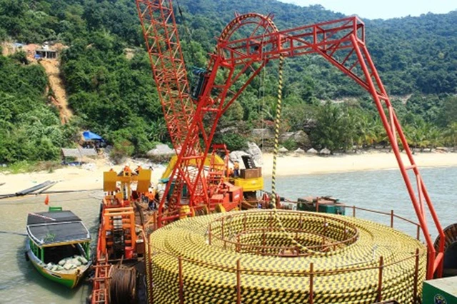 Kéo cáp ngầm đưa điện lưới quốc gia ra đảo Cù Lao Chàm (Quảng Nam). Ảnh: NGỌC HÀ