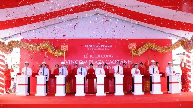 Lãnh đạo tỉnh Đồng Tháp và Tập đoàn Vingroup nhấn nút khởi công xây dựng dự án TTTM Vincom Plaza Cao Lãnh.
