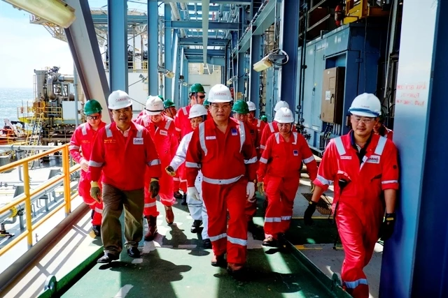 TS Ngô Hữu Hải – Tổng Giám đốc PVEP (giữa), người đóng góp nhiều sáng kiến cho hoạt động điều hành mỏ Sông Đốc.
