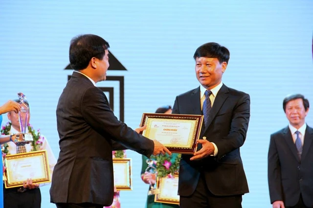 Bảo tàng DTHVN nhận danh hiệu “Điểm tham quan hàng đầu Việt Nam năm 2016”. (Ảnh: BTDTHVN)