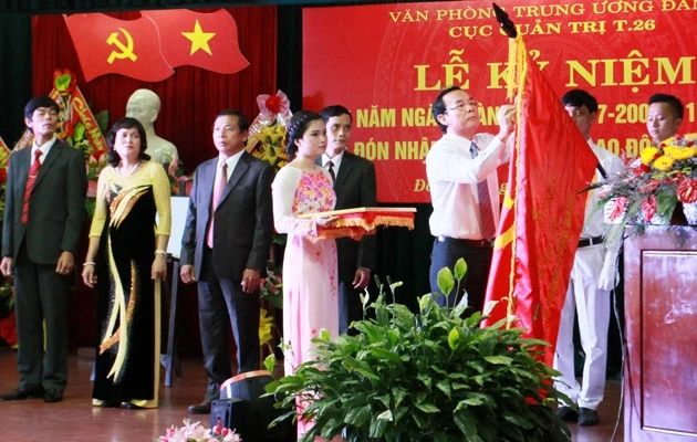  Bí thư Trung ương Đảng, Chánh Văn phòng Trung ương Đảng Nguyễn Văn Nên gắn Huân chương lên cờ truyền thống của Cục Quản trị T26.