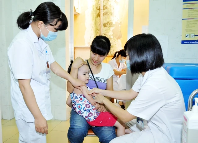 Tiêm vắc-xin phòng bệnh viêm não Nhật Bản cho trẻ tại Trung tâm Y tế dự phòng quận Hai Bà Trưng (Hà Nội). Ảnh: ĐĂNG KHOA