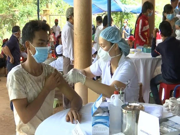 Cán bộ y tế tiêm phòng vắc-xin bệnh bạch hầu cho một thanh niên ở ấp Thuận Tiến, xã Thuận Lợi, huyện Đồng Phú, tỉnh Bình Phước vào chiều 14-7.