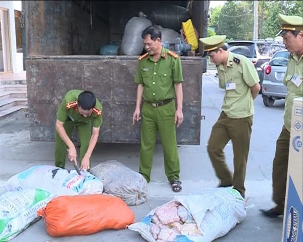 Lực lượng chức năng phát lộ thực phẩm bẩn trong bao tải.