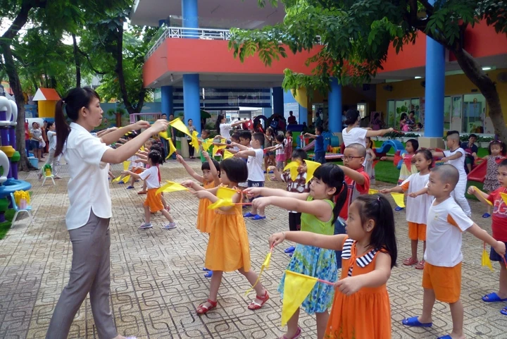 Hoạt động ngoài trời của học sinh Trường mầm non 26, quận 5 (TP Hồ Chí Minh).