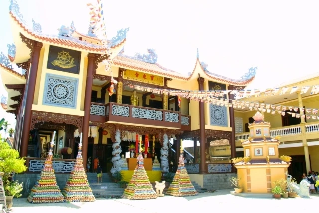 Chùa Bảo Quang được nhiều thế hệ Phật tử địa phương lui tới sinh hoạt văn hóa, tín ngưỡng.
