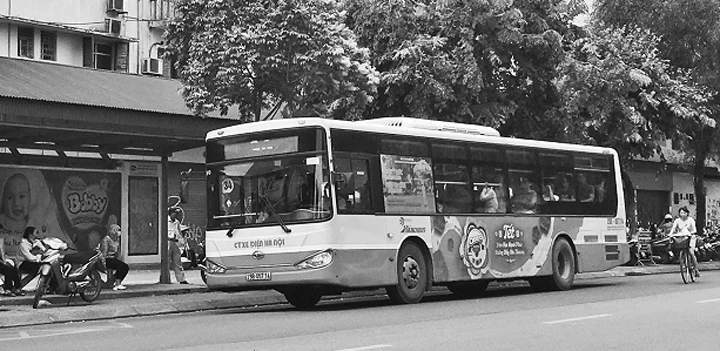 Xe buýt tuyến 34 dừng đón, trả khách trên đường Hai Bà Trưng (Hà Nội).