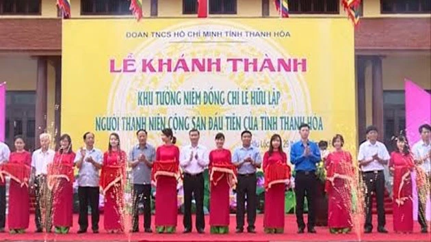 Các đại biểu cắt băng khánh thành Khu tưởng niệm người thanh niên cộng sản đầu tiên của tỉnh Thanh Hóa.