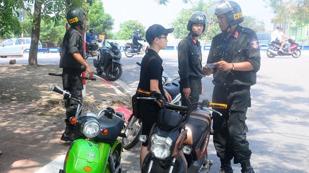 : Lực lượng Cảnh sát cơ động phát hiện nhiều học sinh, sinh viên điều khiển xe đạp điện, xe máy điện không đội mũ bảo hiểm sáng ngày 1-8.