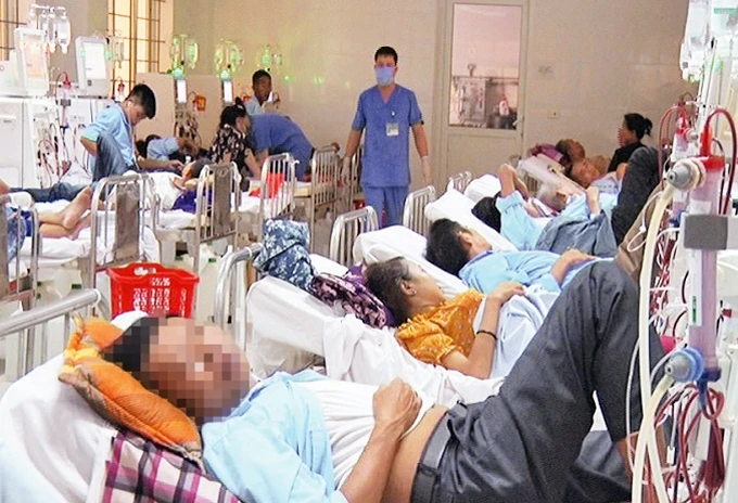 Không gian chật hẹp tại Khoa Thận nhân tạo, Bệnh viện đa khoa tỉnh Hà Tĩnh.