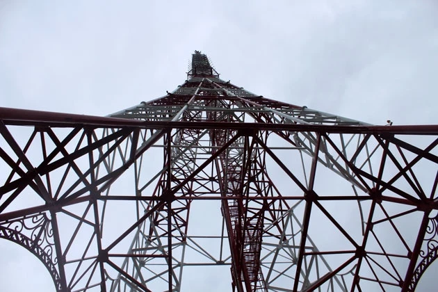 Tháp anten tự đứng cao 99m.