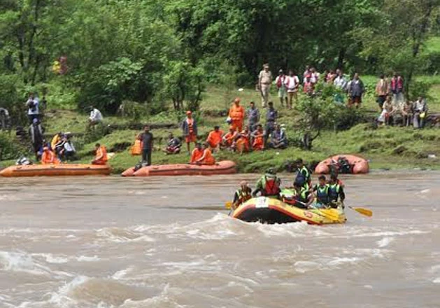 Công tác tìm kiếm người mất tích trong vụ sập cầu đang được tiến hành khẩn trương.
