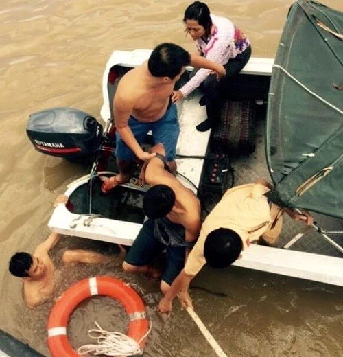 Cảnh sát giao thông đường thủy cứu người bị nạn trên sông Cấm trưa 7-8.