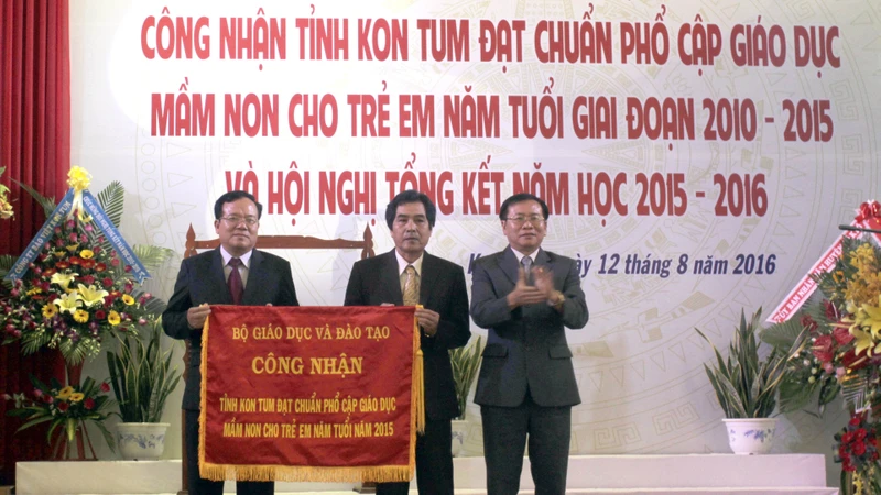 Trao cờ công nhận đạt chuẩn giáo dục mầm non trẻ em năm tuổi cho ngành giáo dục tỉnh Kon Tum.
