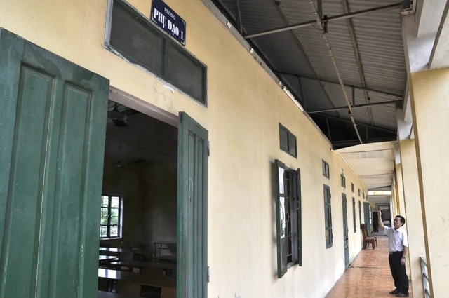 Một số phòng học ở Trường THPT Đồng Quan (Phú Xuyên, Hà Nội) lợp bằng mái tôn nên khá nóng bức khi học sinh học tập. Ảnh: QUÝ TÙNG