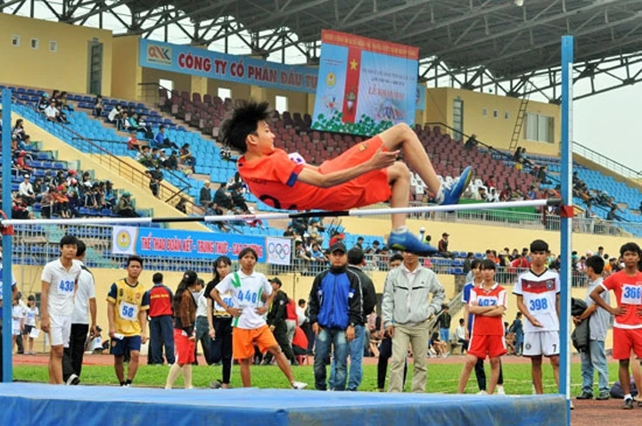 Thi đấu môn nhảy cao tại Hội khỏe Phù Đổng 2016.