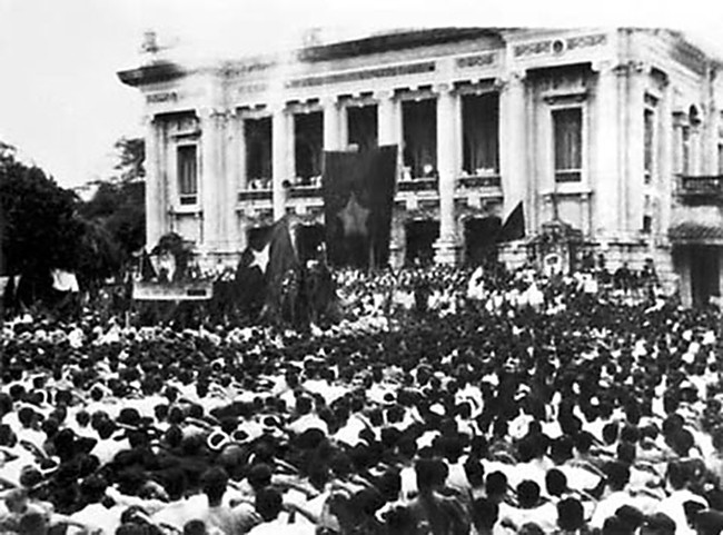 Ngày 19-8-1945, hàng chục nghìn người dân Thủ đô dự mít-tinh tại Quảng trường Nhà hát Lớn thành phố, chào mừng thắng lợi Cách mạng Tháng Tám. Ảnh tư liệu