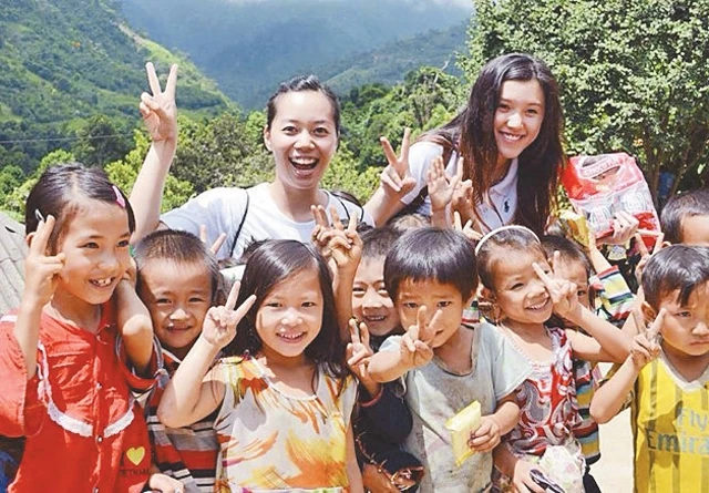 Mai Lan Vân (người bên phải ảnh) trong một chuyến tình nguyện vì cộng đồng tại các tỉnh miền núi phía bắc.