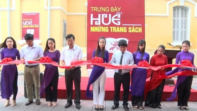 Cắt băng khai mạc phòng triển lãm trưng bày “Huế - những trang sách”.