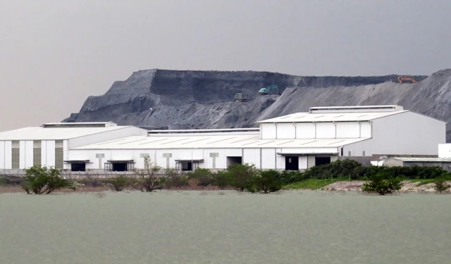 Bãi thải gyps của Công ty CP DAP - Vinachem như ngọn núi án ngữ cửa biển Hải Phòng.