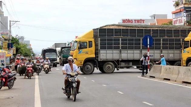 Kẹt xe tại Cụm công nghiệp Thạch Trụ.