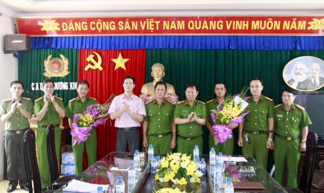 Lãnh đạo Công an hải Phòng và UBND quận Dương Kinh khen thưởng Công an quận Dương Kinh.