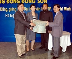 Trao tặng trống đồng Đông Sơn cho Bảo tàng Dân tộc học