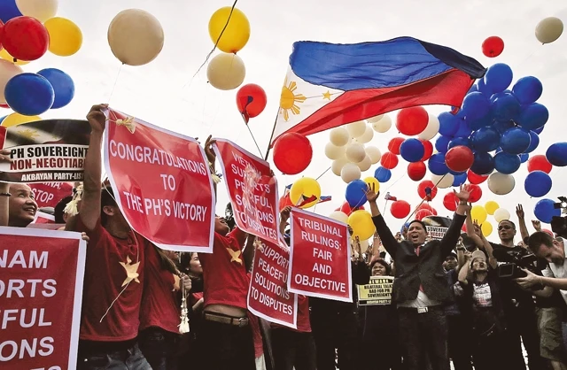 Người dân Philipines tuần hành mừng chiến thắng ở Manila. 