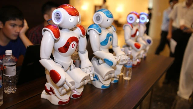 Robot NAO được trưng bày tại hội thảo chiều 26-8.
