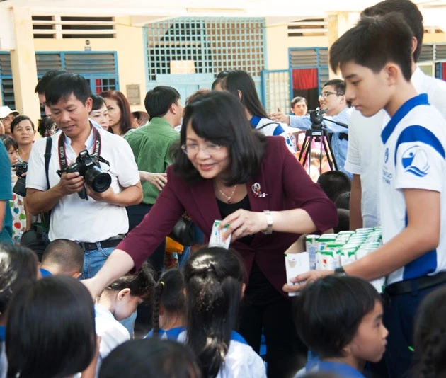 Phó Chủ tịch nước Đặng Thị Ngọc Thịnh trao sữa Quỹ Vươn cao Việt Nam cho trẻ em nghèo An Giang