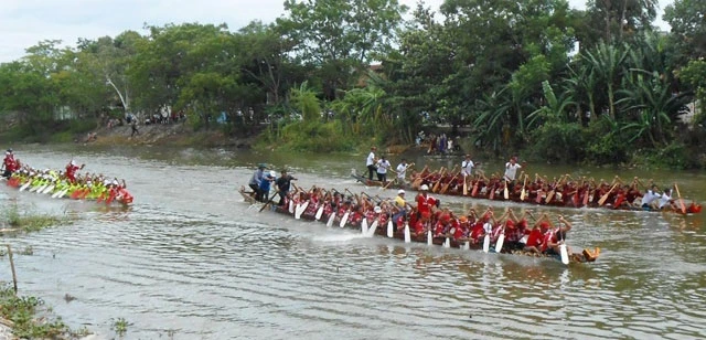 Thuyền bơi nam đang nước rút để về đích.