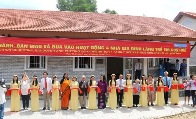 Lãnh đạo Bộ Lao động, Thương binh và Xã hội, UBND tỉnh TT-Huế và Hội AEVN cắt băng khánh thành công trình bốn nhà gia đình tại Làng SOS Huế.