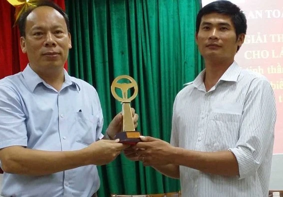 Anh Phan Văn Bắc (bên phải)