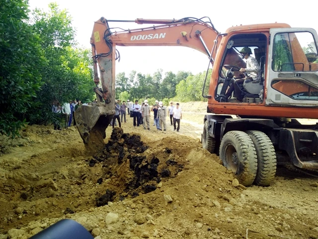 Bốc toàn bộ 300 m3 tấn bùn thải công nghiệp có lẫn chất nguy hại chôn lấp trái phép ở Kỳ Trinh (TX Kỳ Anh) về nhà máy xử lý theo quy định.