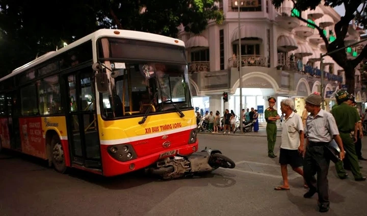 Hiện trường vụ tai nạn chết người do xe buýt gây ra tại quận Hoàn Kiếm, Hà Nội vào cuối tháng 8-2016.