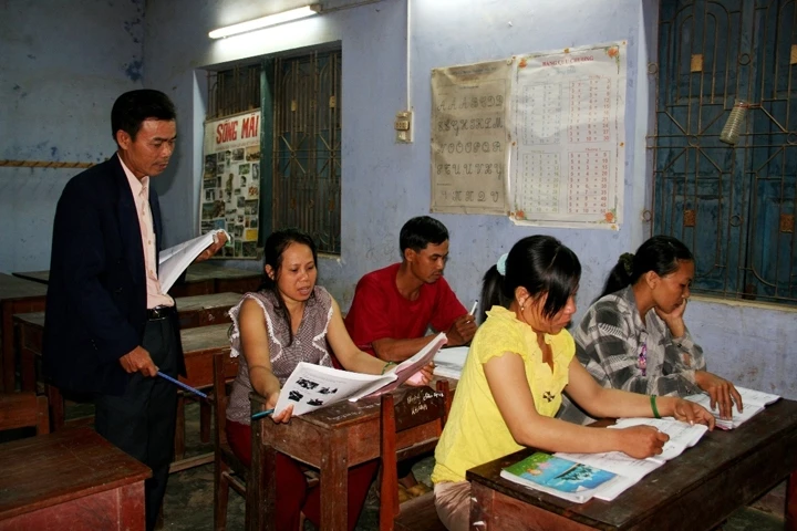 Những "học sinh U40" lớp học ban đêm ở thôn Vạn Hạ Lan, xã Quảng Phú, huyện Quảng Điền, tỉnh Thừa Thiên - Huế.